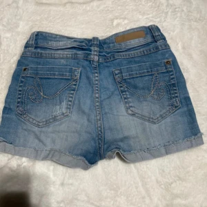 Supersnygga shorts - Jättefina shorts i mycket bra skick. De har inga defekter. De är för flicka i storlek 146-152 cm. 