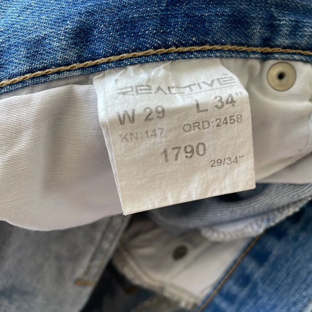 Ljusblåa jeans i bra skick. Storlek 29/34, motsvarar kanske storlek 36/s. Innebenslängd- 83cm. Midja- 37cm(platt). Totallängd- 107cm. OBS!- har inga bilder med jeansen på. Kontakta mig gärna om ni har några frågor☺️. Jeans & Byxor.