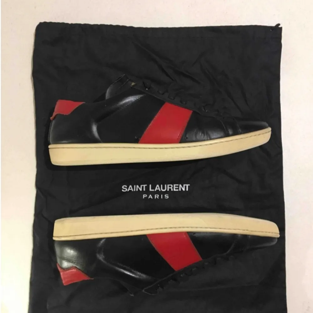 Säljer dessa Saint Laurent skor i skicket 10-10  Med box och dustbag I storlek 40 EU men passar även 41. Skor.