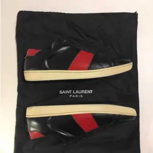Säljer dessa Saint Laurent skor i skicket 10-10  Med box och dustbag I storlek 40 EU men passar även 41