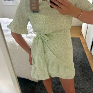 Klänning - Säljer en jätte sommrig och gullig klänning ifrån veromoda🌸 Den är i storleken L men skulle definitivt säga att den passar M och S också då man knyter klänningen själv i midjan🫶🏼. Den är köpt för 350kr, skriv för fler bilder eller vid intresse. 