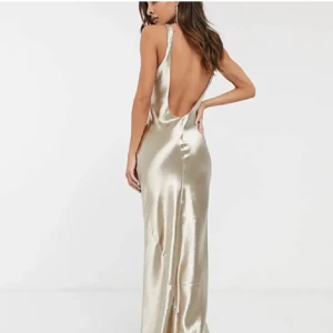 Champagne färgad balklänning - Jättefin champagne färgad balklänning från Asos. Helt slutsåld, nypris runt 900kr 💕💕Säljer fler klänningar i min profil! 