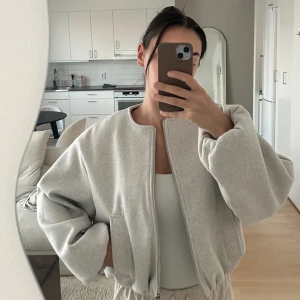 Bomber jacka Zara - Bomber jacka från Zara, slutsåld på hemsidan, perfekt nu till våren! Storlek M men passar även en S som jag är. Aldrig använd men råkat ta av prislappen. 