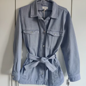 Jeansjacka  - Blå jeansjacka från next i storlek 36/S. Provad, men lappen sitter kvar. Nypris 36 pund, så ungefär 450-500kr.