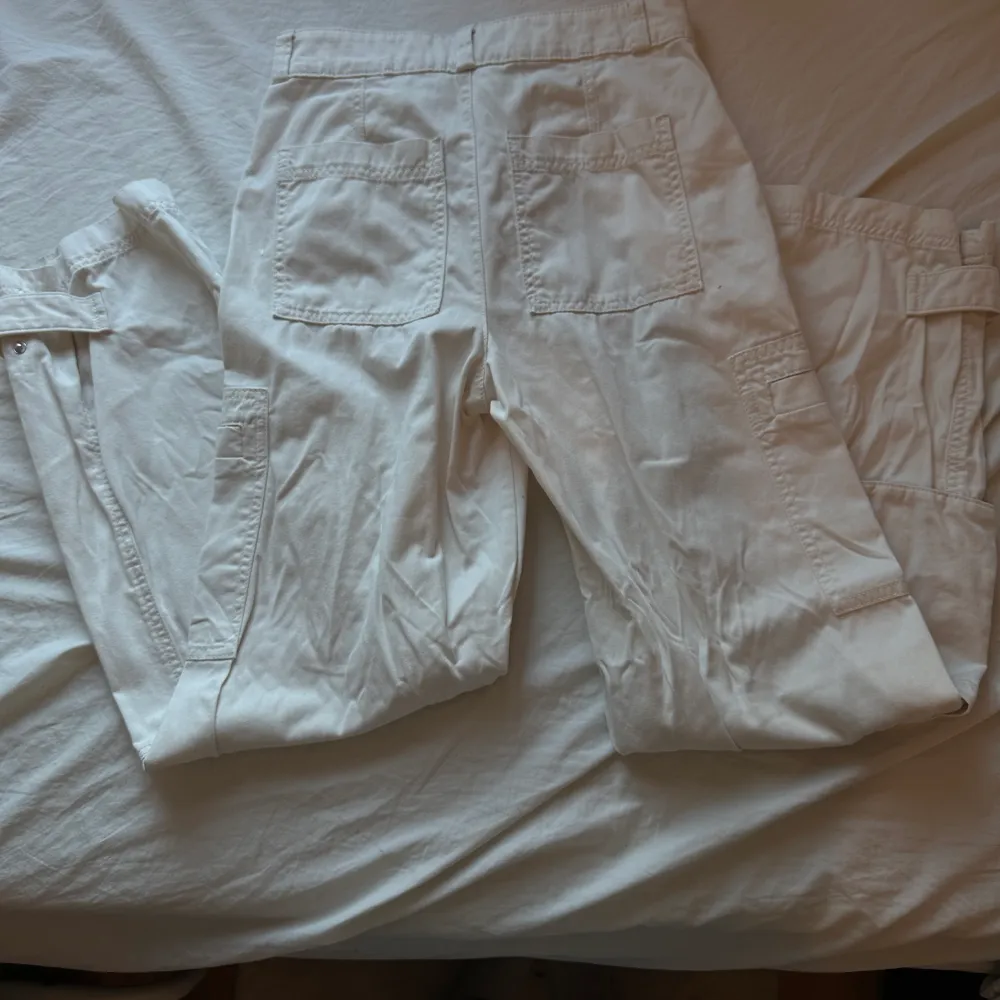 Säljer dessa byxor för dom blev små på mig, använt 2 gånger. Jättebra byxor och håller länge, inte långa vanlig storlek. . Jeans & Byxor.