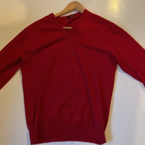 Ballantyne Tröja - Ballantyne V neck tröja. Nypris 300€.  Storlek M. Kan mötas eller frakta. Vid snabb deal kan pris gå ner. Materialet är fårull. 