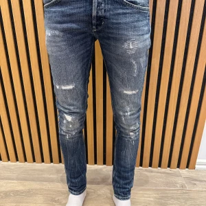 Dondup jeans storlek 30 - W30, 190cm på bilden.  Som nya.  Pris går att diskutera  