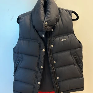 Peak performance väst  - Snygg väst från Peak. Sparsamt använd så den är i jättebra skick! Storlek XS men passar även en S bra. 
