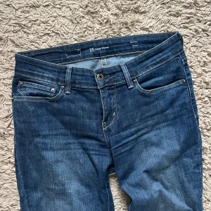 Levis jeans Demi Curve - Storlek 25, mid rise tajta hela vägen