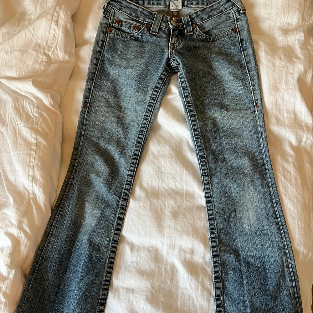 säljer dessa supersnygga jeans som har blivit alldeles för små för mej:(  BUD JUST NU: 680kr. Jeans & Byxor.