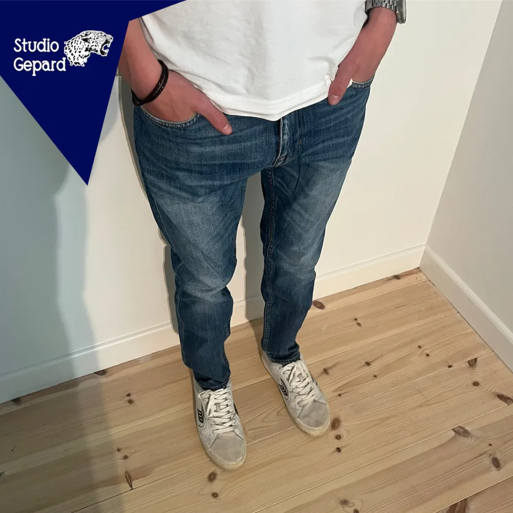 Tiger of Sweden slim jeans | Skick: 8/10 | Strl W29 L32 | Modellen är 180 cm | Vårt pris 399kr | Hör av dig om du undrar någonting!. Jeans & Byxor.