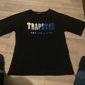 Trapstar T-shirt  - Säljer denna trapstar T-shirt som är från 🐼🐼 men väldigt bra ändå