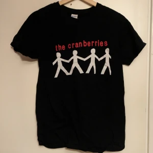 The cranberries t-shirt  - Kom med bud för är osäker om jag ska sälja då det är min första bandtröja