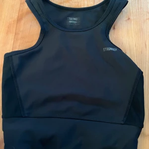 Stronger topp - Jag säljer en stronger topp i storlek xs pga att den är för liten. Den är väl andvänd❤️