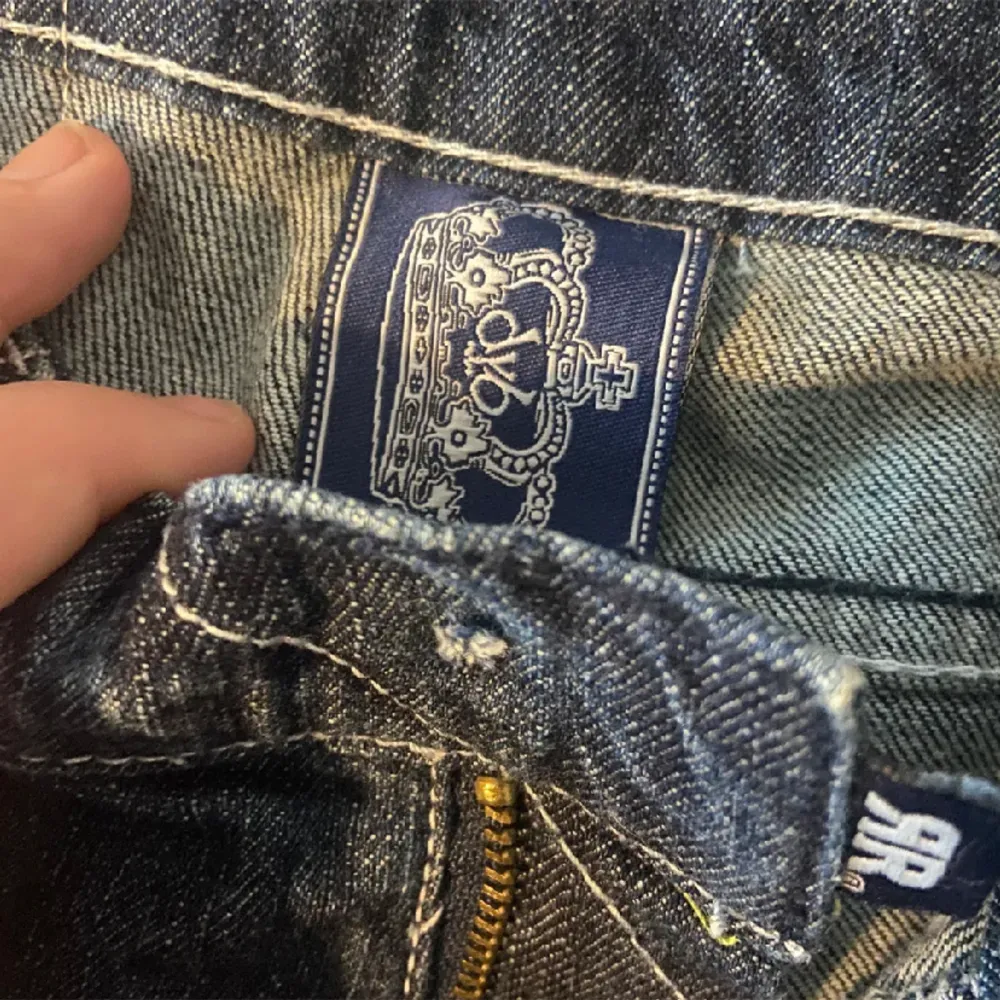 Jättesnygga Victoria Beckham jeans! Kan ej använda mer pga att dem tyvärr blivit för små.. En knapp har gått av men för övrigt i jättebra skick! Nypris ca 4000kr 💓. Jeans & Byxor.