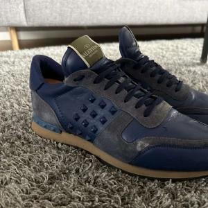 Valentino rockrunner - Ett par sjukt snygga valentino rockrunners i storlek 44. Nypris ligger på runt 7000kr! Skicket skulle jag säga är ungefär 7,5/10. Därav det otroligt bra priset. Hör av er vid funderingar!