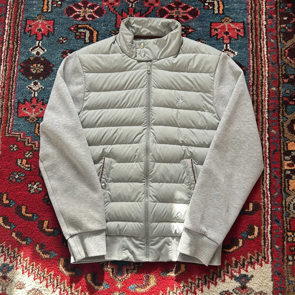 Ralph lauren cardigan/hybridjackan, otroligt snygg. Är 179 & 59kg. Strlk XS men sitter precis som min andra hybridjacka från Ralph Lauren, som är S. Nypris 2800, använd max 5 gånger och är därför nästan i nyskick. Jackor.