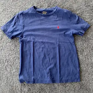 Säljer en Ralph lauren t shirt i bra skick, men med ett pytte litet hål på framsidan( se bild 3).