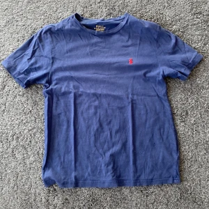 Ralph lauren t shirt  - Säljer en Ralph lauren t shirt i bra skick, men med ett pytte litet hål på framsidan( se bild 3).