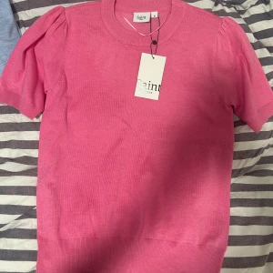 Saint Tropez tröjor - Säljer dessa två oanvända stickade tröjor från saint Tropez, fick i present. Lappen kvar!🩷🩵 kostar i butik 349kr st men säljer båda för 400kr eller 250kr st🩷🩵 Storlek M men passar mig som bär XS/S