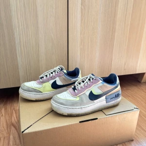 Nike skor  - Färgglada Nike skor i strl 38. Bra skick men behöver rengöras. 