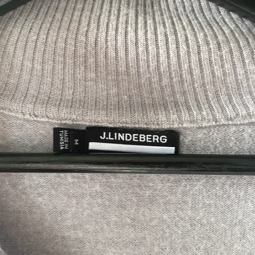 Säljer nu min ljusgråa J Lindeberg halfzip då den har blivit för liten Storlek: M, passar S Nypris: 1300, säljs för 400 pga lite noppig. Pris kan diskuteras vid snabb affär. Tröjor & Koftor.