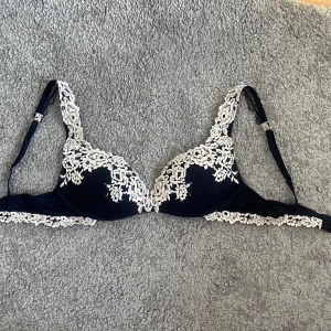 Intimissimi BH  - Supersnygg bh från intimissimi 💕Använd, men fint skick! Storlek 75C, bortklippt lapp då den skavde! 💕 Jag har 75B & den sitter jättebra! Köpt för 619kr på zalando, säljer för 350kr 💕Säljer då jag vill ha en annan färg 💕