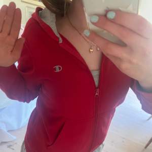 Röd zip hoodie från champion! Fick den när jag var liten så (antagligenk) i barnstorlek! Fint skick! 