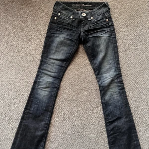 Lågmidjade jeans - Säljer dessa väldigt lågmidjade jeansen! Köpte de här på plick men de var helt oanvända när jag köpte! De är använda Max 5ggr av mig. De är bootcut i modellen, midjemått tvärs över : 36cm. Innerbenslängd: 83cm💗 Märket är Guess, de är blåare i verklig