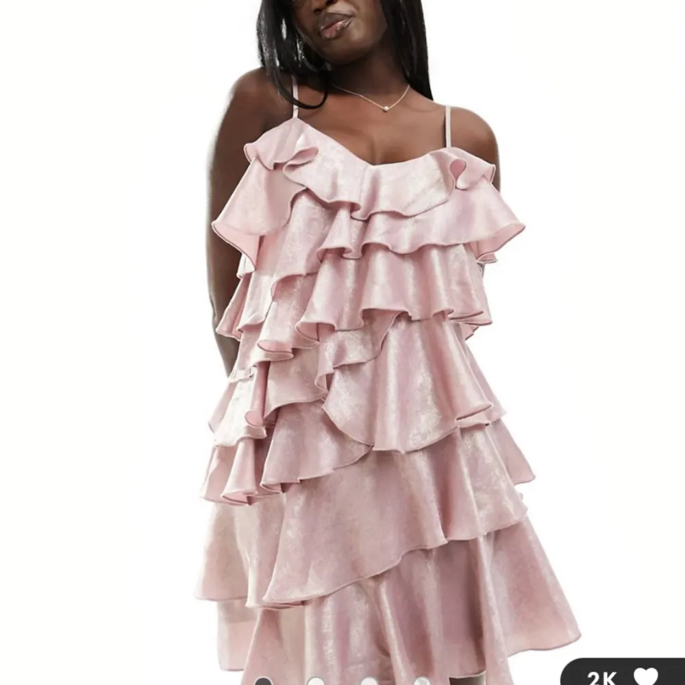 Kör en intressekoll på denna slutsålda miss selfridge klänningen från asos❣️❣️ köpte för 536kr säljer för samma då den aldrig är använd eller så kommer jag skapa en budgivning om högt intresse🥰😋❤️‍🔥 den är i storlek 36 som motsvarar s❣️🥰. Klänningar.