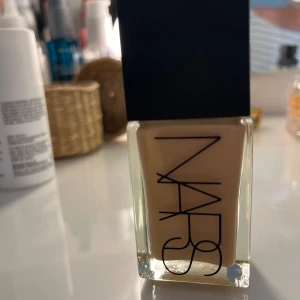 NARS- light reflecting foundation - Säljer denna populära foundationen ifrån Nars då den inte passade min hudtyp. Endast testad en gång så nästintill helt full. Färgen heter ”Punjab” och skulle säga att den är light-medium i färgen. Nypris: 635kr 