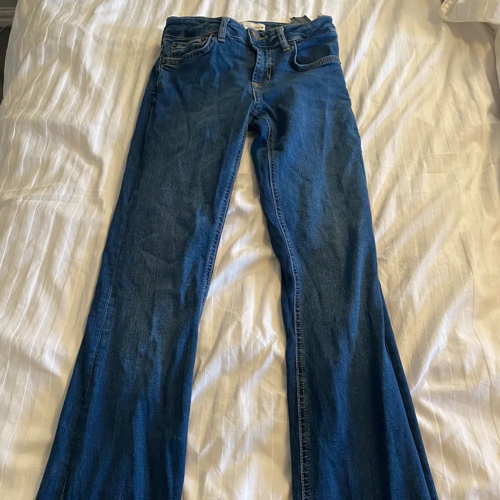 Storlek 32, bootcut jeans Low waist, lite slitage längst ner vid hälen annars bra skick☺️ köparen står för frakt💕. Jeans & Byxor.