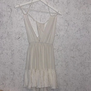 Stockholmsstil klänning! - Jag säljer min jätte fina klänning då den är för stor för mig! Använd 1 gång vid provning.