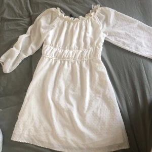 Vit klänning - Jätte fin vitklänning bara använd en gång, har liten fläck på ena armen