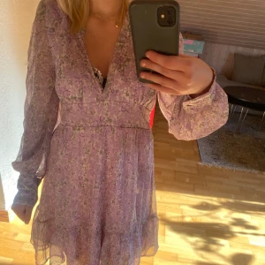 Sommarklänning  - En jättesöt sommarklänning som är ifrån vero Moda i storlek XS. Den är lite sönder som man kan se på sista bilden men annars i bra skick då den bara använts 1 gång på en skolavslutning, klänningen är inte använd sen dess. Pris kan diskuteras.