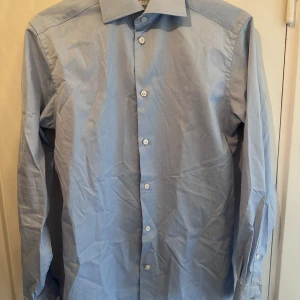 These gjort days skjorta - Säljer min These glory days skjorta i nyskick eftersom den är för liten. Skjortan är i slim fit och är i storleken 37/38-S