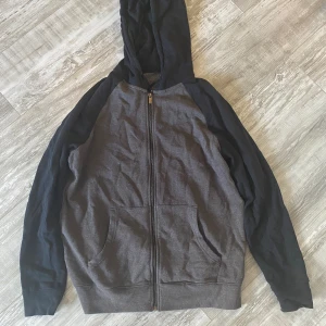 Hoodie med dragkedja  - Fint skick. Grå/Svart Hoodie med dragkedja. Stl M