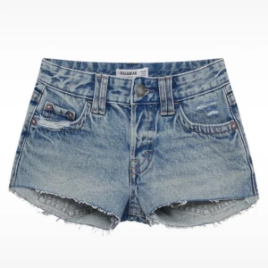Jeansshorts - Jätte snygga jeansshorts från pull and bear. Endast använda ett fåtal gånger😊