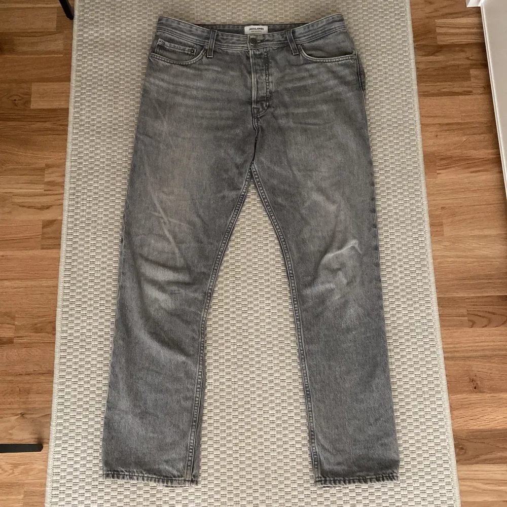 Trendiga och snygga jeans från Jack & Jones säljes. Köpta för runt 700kr i butik.   Skriv vid ytterliggare funderingar, tack på förhand!. Jeans & Byxor.