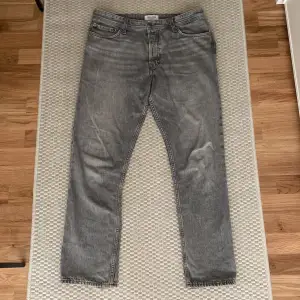 Trendiga och snygga jeans från Jack & Jones säljes. Köpta för runt 700kr i butik.   Skriv vid ytterliggare funderingar, tack på förhand!