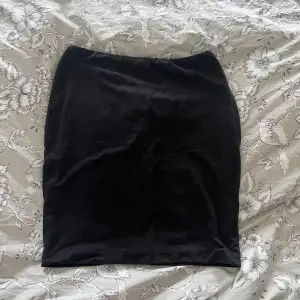 Svart kjol i mjukt tyg från BikBok i storlek S