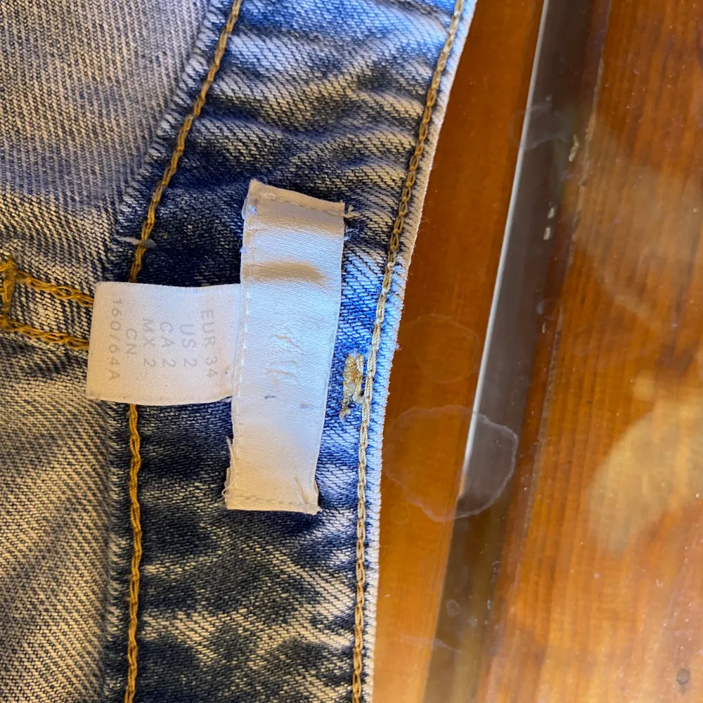 Säljer ett par jeansshorts från hm som är använda en sommar i strl 34 i midwaist. Säljer då de tyvärr har blivit försmå för mig . Shorts.