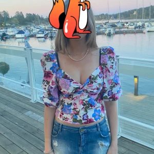 Blommig blus  - Världens finaste blommiga blus . Inga defekter . Använd 2 ggr. Storlek S men stretchig så skulle säga att XS-M passar. 