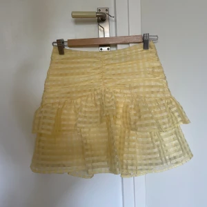 Festkjol - Sååå fin kjol som tyvärr är för liten på mig. Använd max 5 gånger. 