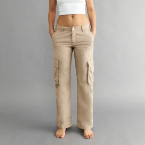 low waist cargo jeans - Dessa är från gina tricot och är i storlek 32! Nypris 500kr, säljs för 150kr🤗 