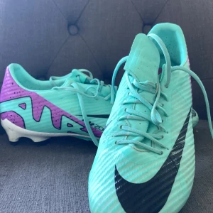 Fotbollskor  - Asfeta Nike mercurial air zoom academy Använda ish 10 gånger eftersom ja köpt nya. Dom är i näst intill perfekt skick (NYPRIS 1000kr ish)  Pris kan diskuteras  Frakten ska köparen betala 