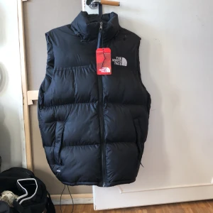 Väst-north face  - Jag säljer min north face väst som är i storlek M. Den har aldrig använts ute och är i väldigt bra skick.  Jag säljer den för 499kr Men om de blir flera bud så tar jag de högsta. Skriv om ni har frågor om storlek eller pris och etc 