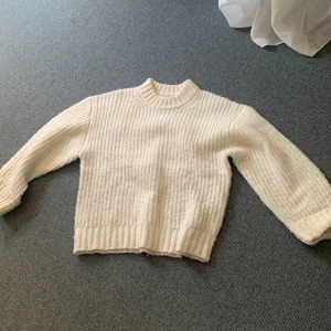 🤍Mysig tjocktröja🤍 - Säljer denna jätte cozy tjock-tröja. Inte använd mycket. Perfekt för kalla sommarkvällar eller vinter. Skriv om ni har frågor, pris kan diskuteras❣️ köp nu❣️