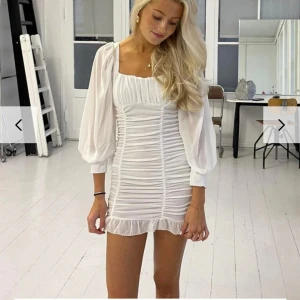 Vit klänning - Jätte fin student eller sommarklänning men som säljer då jag redan har hittat en annan studentklänning. Helt ny och oanvänd med prislapp på. Onesize (väldigt stretchig) men passar mig som är 160 och har storlek S. Priset går att diskutera💗