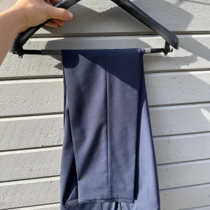 Oscar Jacobson Kostym Byxor - 📍Oscar Jacobson Kostymbyxor 📍Strl: 46 📍Skick: 10/10, helt oanvända med tags 📍Nypris: 1999 kr Säljer dessa pågrund av för liten strl vid köp  Kan gå ner i pris och bara att kontakta mig vid frågor 